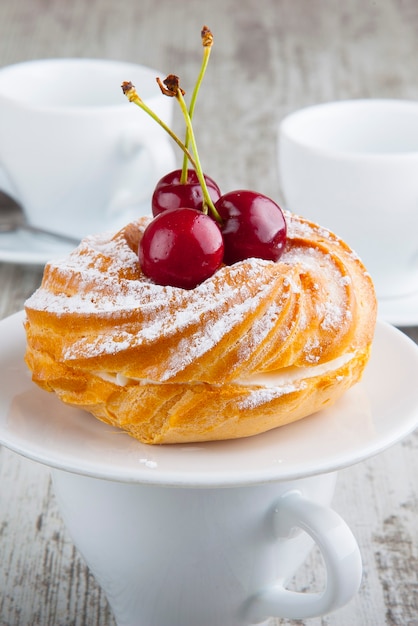 sobremesa de creme com sabor cereja e cereja com caneca