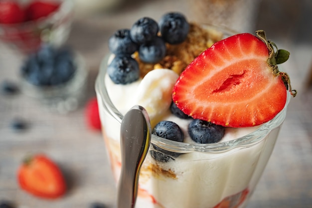 Foto sobremesa de leite com morangos e mirtilos close-up
