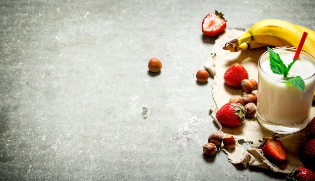 Sobremesa de leite com nozes, frutas vermelhas e bananas