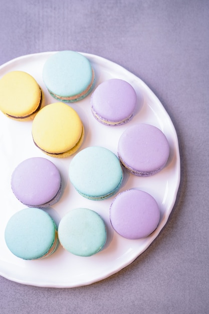 Sobremesa de macarons de menta, roxo e amarelo