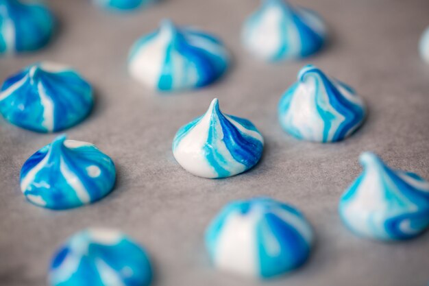 Sobremesa de merengue com cores branco e azul