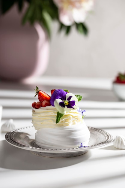 Sobremesa de merengue com frutas e flores no café da manhã