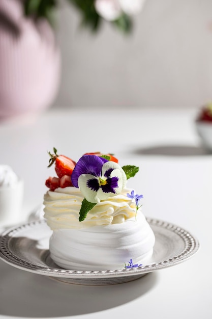 Sobremesa de merengue com frutas e flores no café da manhã