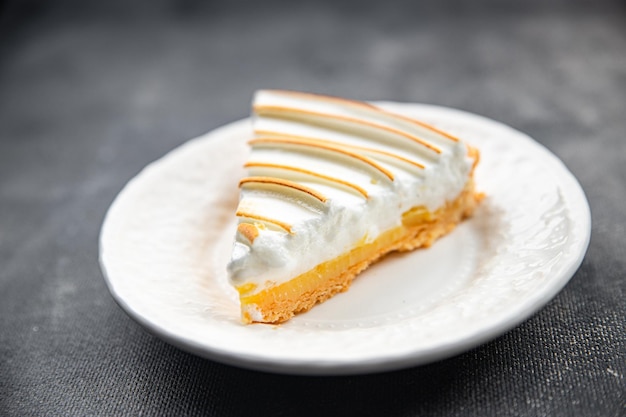 sobremesa de merengue de torta de limão doce pronta para comer refeição lanche na mesa cópia espaço comida