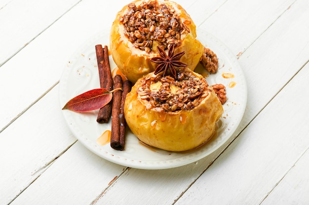 Sobremesa de outono, maçãs assadas com granola e nozes.