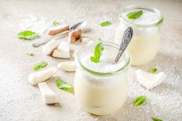 Sobremesa de panna cotta de coco vegan em frasco de vidro