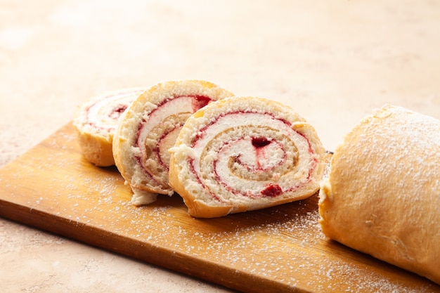 Sobremesa de pão suíço de biscoito assado com frutas e creme picado em pedaços