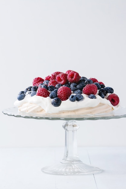 Sobremesa de pavlova com bagas frescas