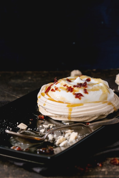 Sobremesa de Pavlova com caramelo