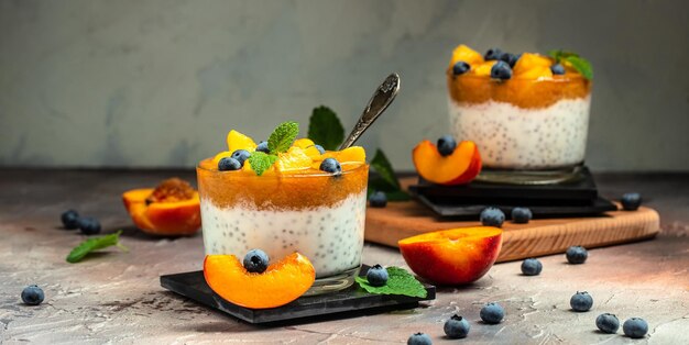 Sobremesa de requeijão ou iogurte com pêssegos mirtilo chia Sobremesa caseira com lugar de frutas para vista superior do texto