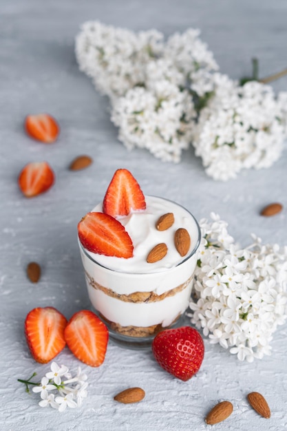 Sobremesa de ricota com morangos frescos. Café da manhã saudável de iogurte, morango e amêndoas