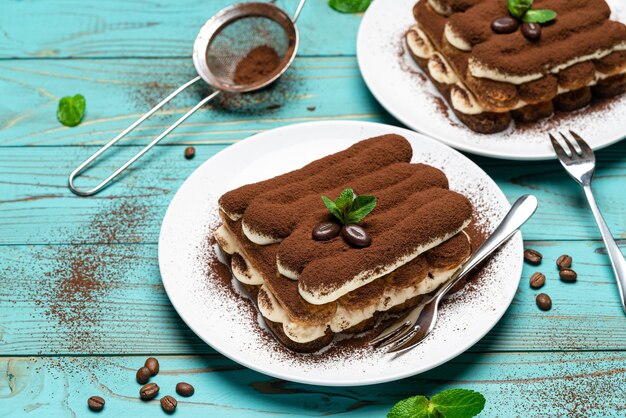 Sobremesa de tiramisu clássico em fundo de madeira