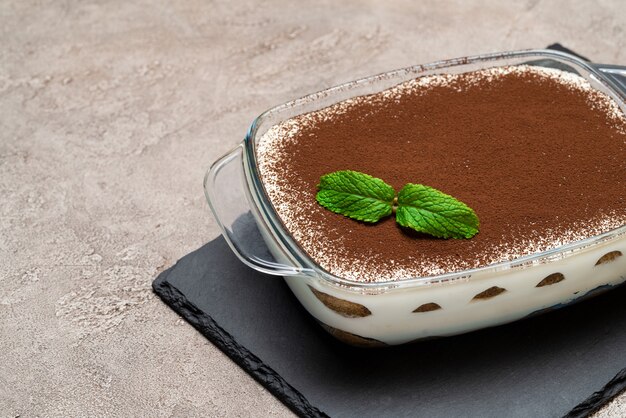 Sobremesa de tiramisu em assadeira de vidro