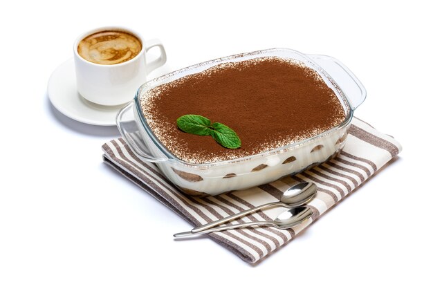 Sobremesa de tiramisu em assadeira de vidro