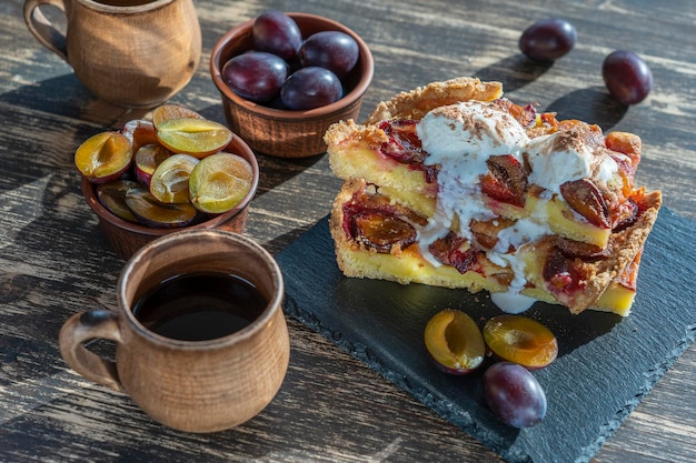 Sobremesa de torta de ameixa orgânica caseira pronta para comer torta de ameixa no antigo fundo de madeira perto