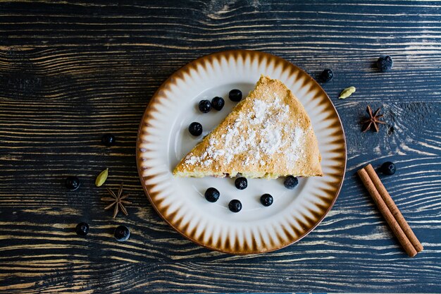 Sobremesa de torta de maçã caseira orgânica pronta para comer