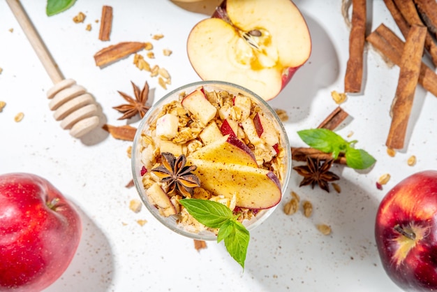 Sobremesa de torta de maçã granola em camadas