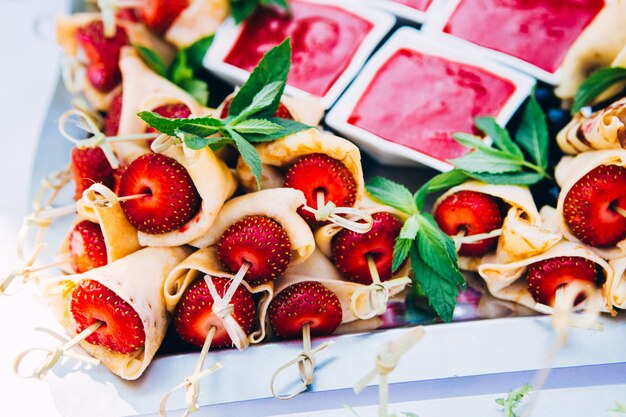 Sobremesa de verão com frutas. canapés com morangos. geleia de morango. festa de verão