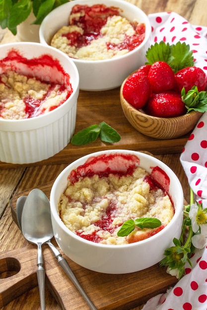 Sobremesa de verão para cozinhar em casa morangos desmoronam em uma assadeira e morangos frescos