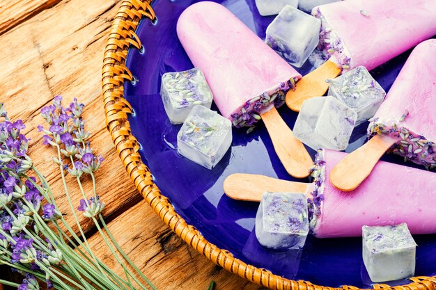 Sobremesa de verão, sorvete com lavanda florescendo. Sorvete orgânico