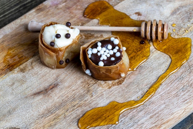 Sobremesa decorada de massa folhada doce com recheio de chocolate e mel natural