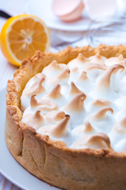 Foto sobremesa - deliciosas tortas de limão e cobertura clássica de merengue