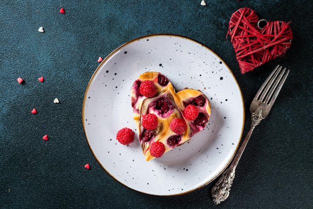 Sobremesa do dia das mulheres. Brownie de cheesecake em forma de coração com cereja. Sobremesa do dia das mães. Sobremesa do dia dos pais. Bolo dia das mulheres. Cheesecake de coração. Bolo de coração.