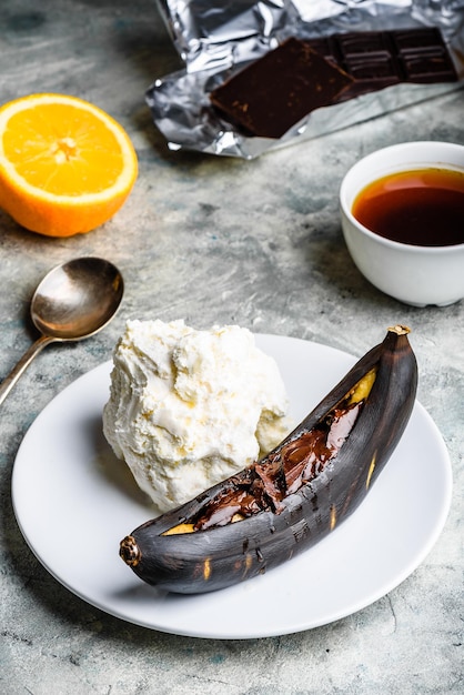 Sobremesa doce Banana grelhada com suco cítrico de chocolate amargo e sorvete de baunilha