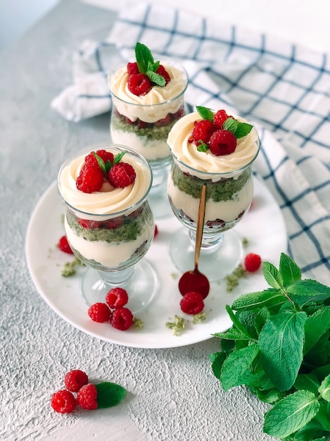 Sobremesa doce caseira com framboesas e cream cheese.