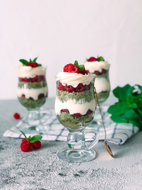 Sobremesa doce caseira com framboesas e cream cheese.