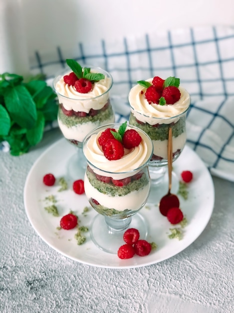 Sobremesa doce caseira com framboesas e cream cheese.