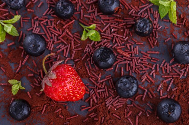 Sobremesa doce com bagas de verão