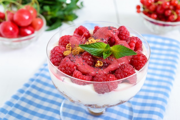 Sobremesa doce com granola, cream cheese e framboesas