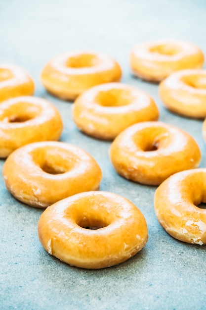 Sobremesa doce com muitos donuts