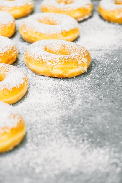 Sobremesa doce com muitos donuts