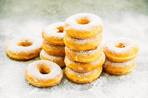 Sobremesa doce com muitos donuts