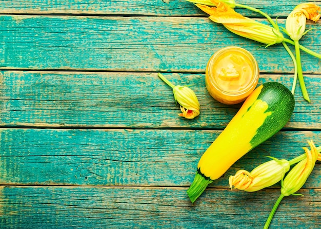 Sobremesa doce de geléia de abobrinha fresca. Delicioso chutney de vegetais. Copie o espaço