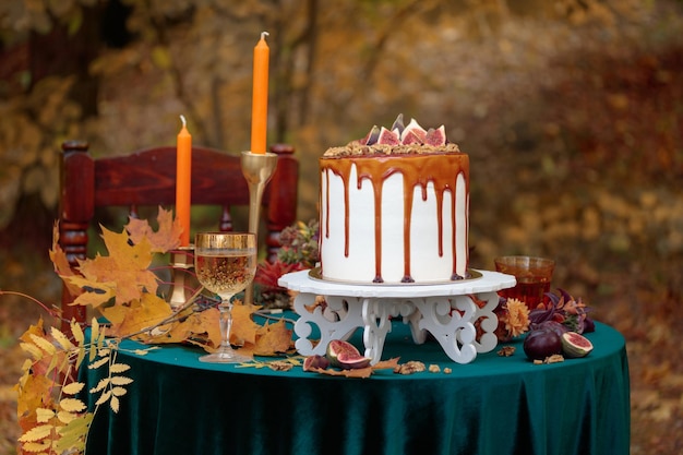 Sobremesa doce de outono decorada em uma mesa