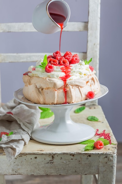 Sobremesa doce e cremosa de Pavlova com frutas e merengue