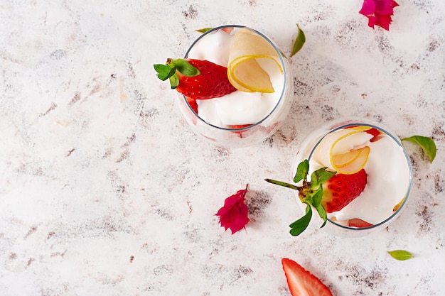 Sobremesa doce em vidro com frutas de baga de biscoito e chantilly vista superior