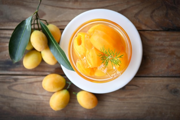 Sobremesa doce marian ameixa fruta na tigela para comida e fundo de madeira frutas tropicais Nome na Tailândia doce amarelo Marian Plum Maprang Plango ou Mayong chid