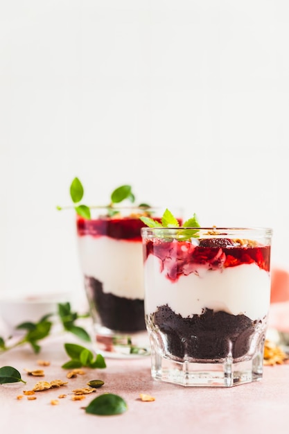 Sobremesa em camadas com creme de cereja e biscoito de chocolate Sobremesa de floresta negra Sobremesa de verão