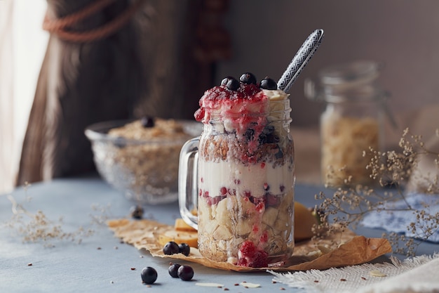 Sobremesa em camadas com muesli