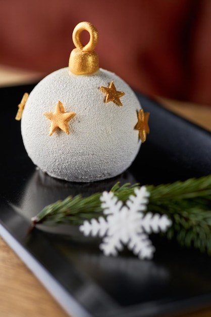 Sobremesa em forma de brinquedo de Natal Sobremesa minimousse coberta com veludo Bolo europeu moderno Cozinha francesa Tema de Natal Espaço para texto