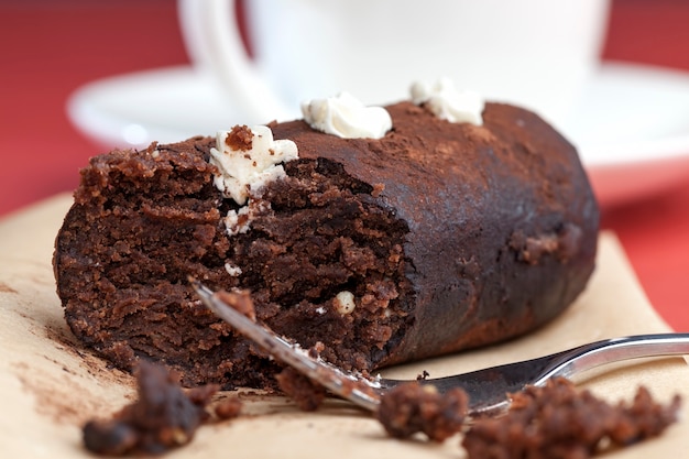 Sobremesa feita de chocolate em pó e creme de manteiga e manteiga, uma sobremesa eslava tradicional