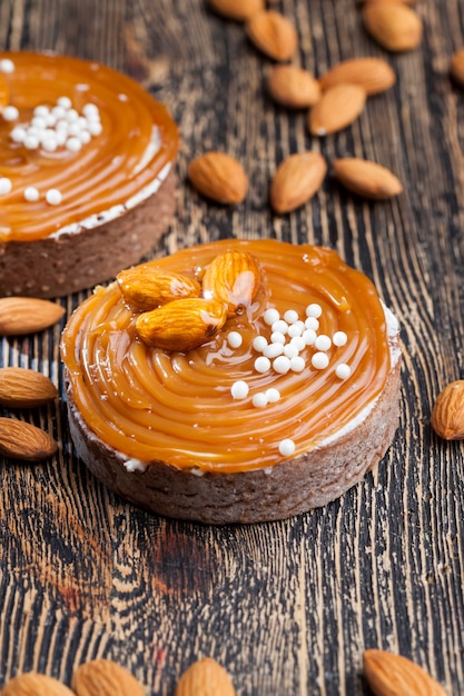 Sobremesa feita de massa e laticínios em caramelo, tortinha redonda com creme de requeijão coberto com caramelo cremoso por cima