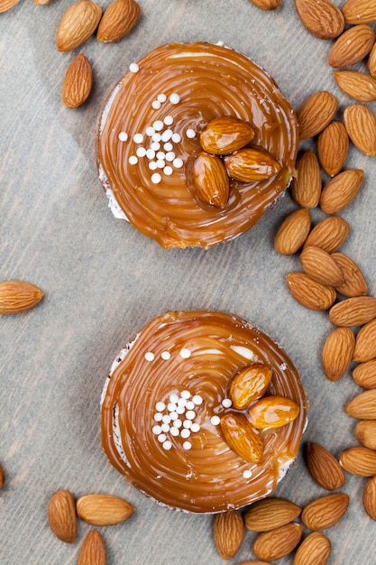 Sobremesa feita de massa e laticínios em caramelo, tortinha redonda com creme de requeijão coberto com caramelo cremoso por cima