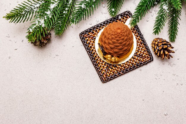 Sobremesa festiva em forma de um cone de abeto de Natal. Ano novo doce deleite conceito.