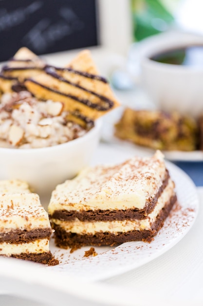 Sobremesa gourmet sem glúten em uma bandeja no piquenique de verão.