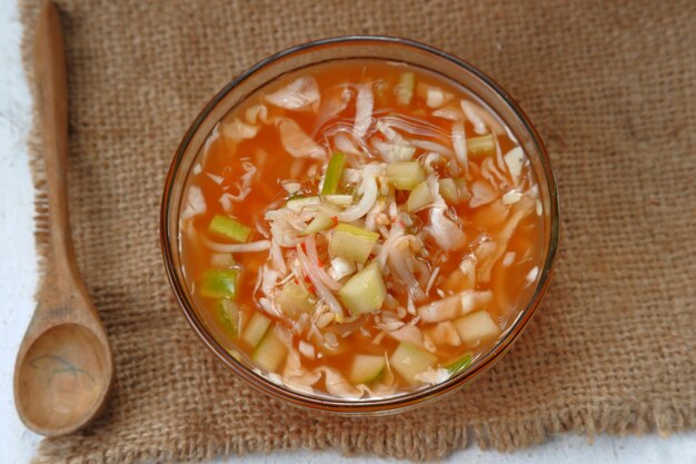 Sobremesa indonésia - asinan sayur. sua salada tradicional da indonésia,